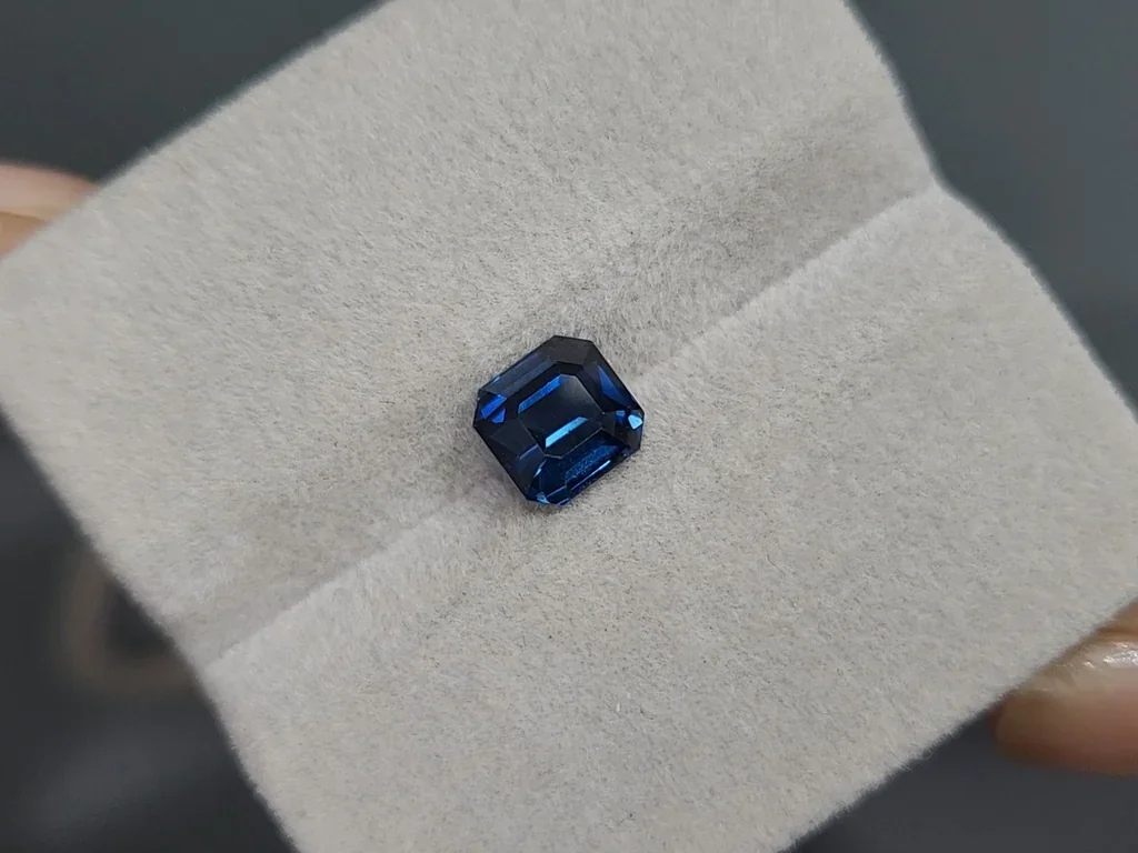 Espinela de cobalto de corte octogonal 1,91 carats, de Tanzania Image №4