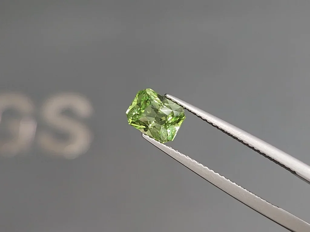 Granate tsavorita de corte radiante 1.65 carats, de Tanzania Image №3
