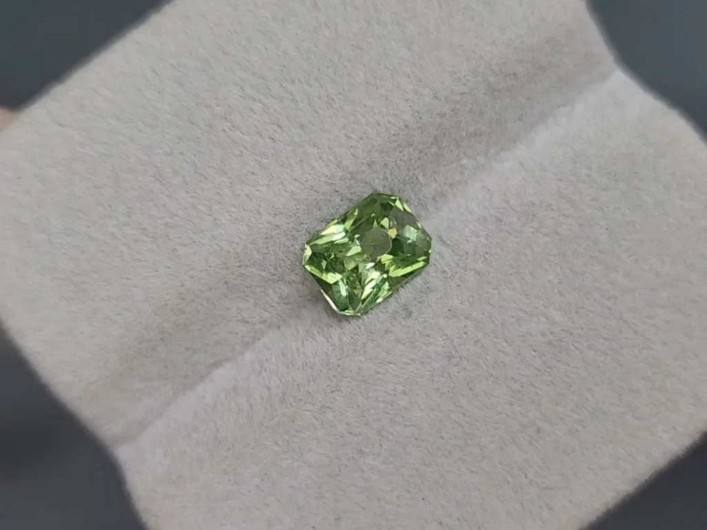 Granate tsavorita de corte radiante 1.65 carats, de Tanzania Image №4