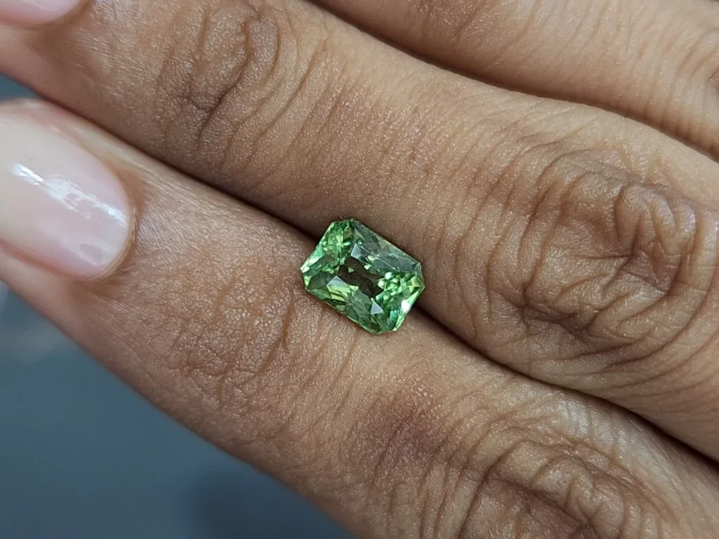 Granate tsavorita de corte radiante 1.65 carats, de Tanzania Image №2