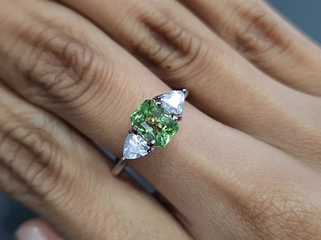 Granate tsavorita de corte radiante 1.65 carats, de Tanzania Image №5