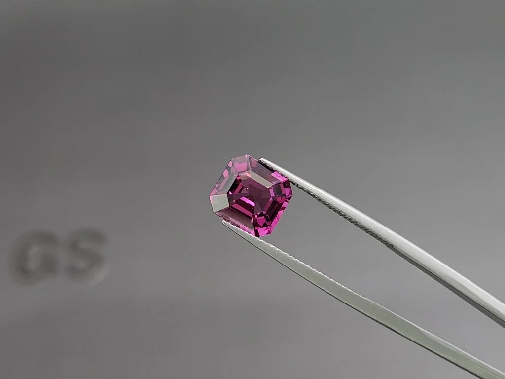 Grenat violet de 3,75 carats, taille octogonale, Tanzanie Image №3