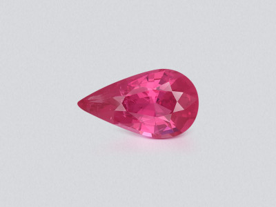 Spinell Mahenge Vibrant Pink im birnen schliff 3,15 karat, Tansania photo
