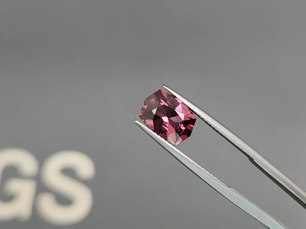 Espinela roja talla elegante 2,30 quilates  Image №3