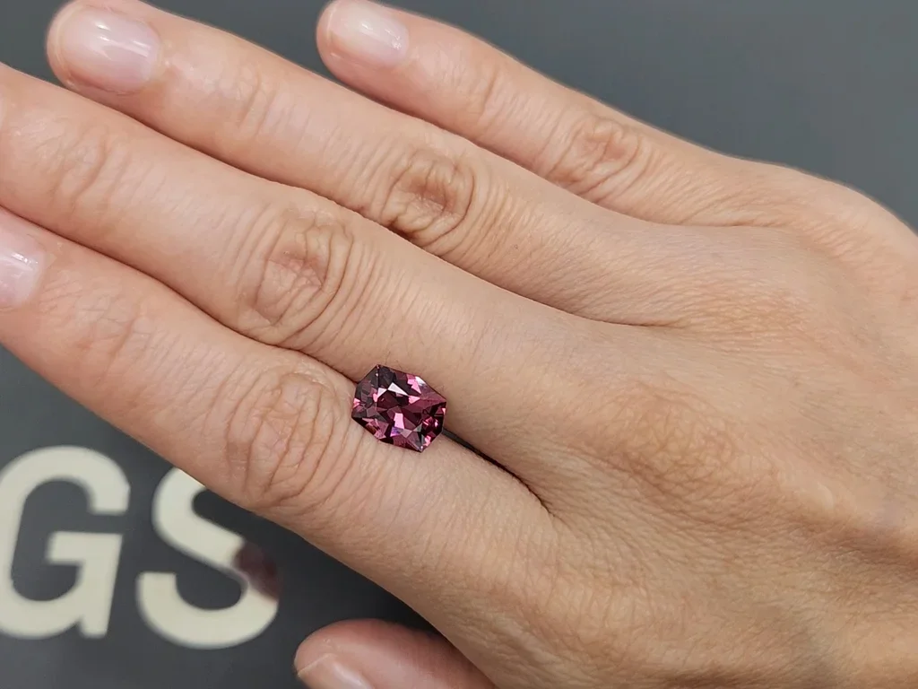 Espinela roja talla elegante 2,30 quilates  Image №2