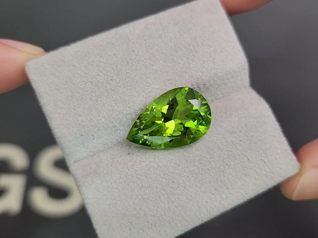 Peridoto verde talla pera 8,16 carats, Pakistán Image №4