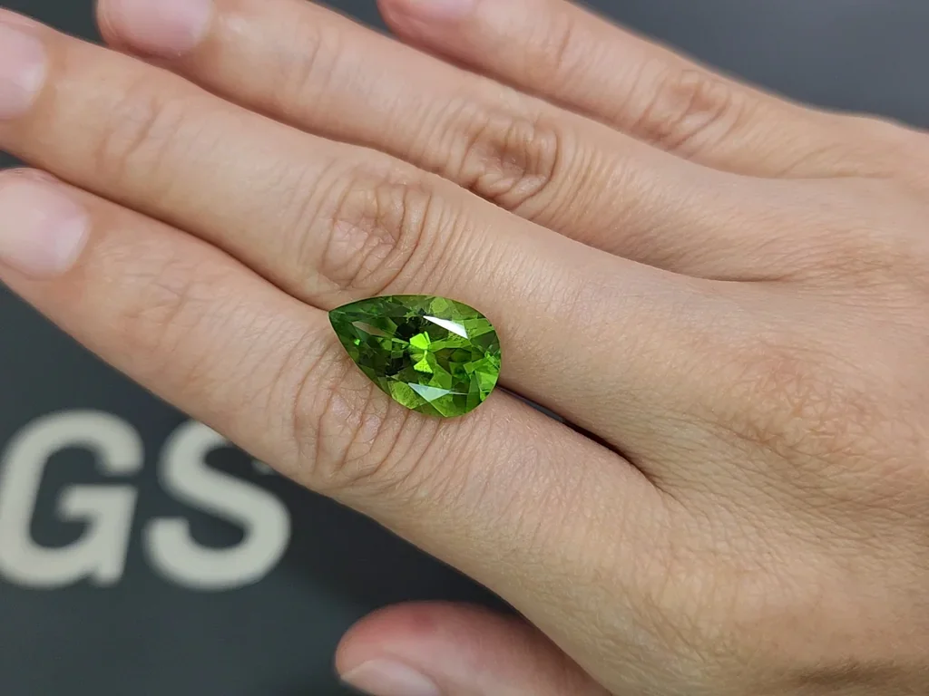 Peridoto verde talla pera 8,16 carats, Pakistán Image №2