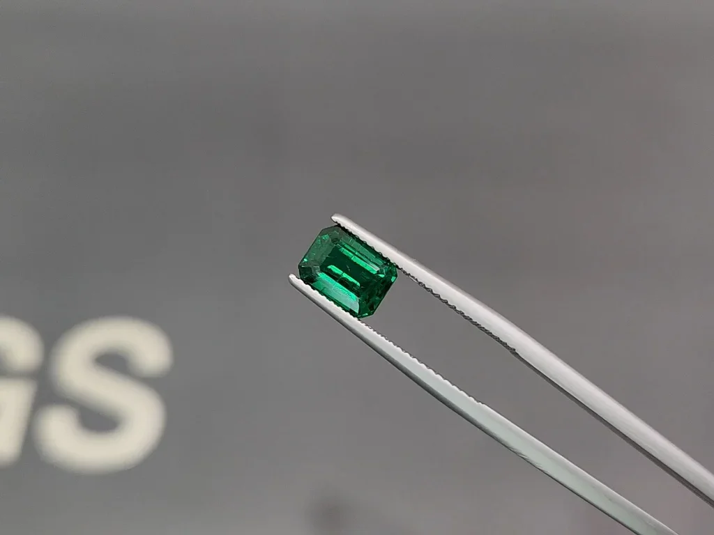 Émeraude taille octogonale vert vif 1,86 carat, Pakistan Image №3