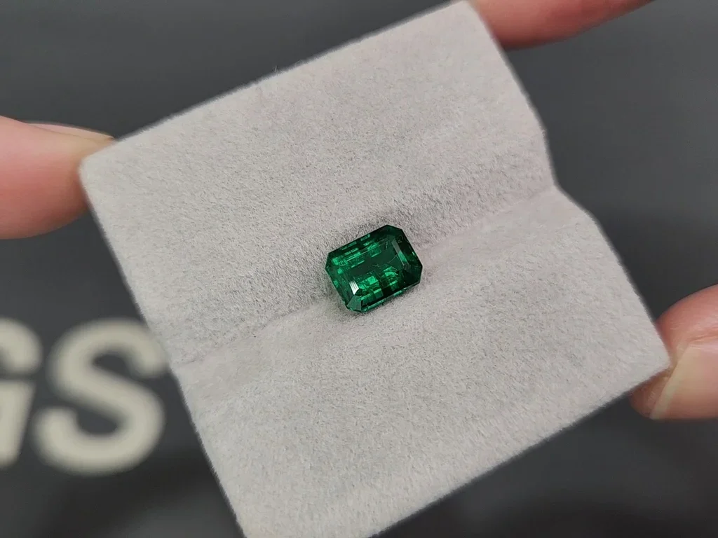Émeraude taille octogonale vert vif 1,86 carat, Pakistan Image №4