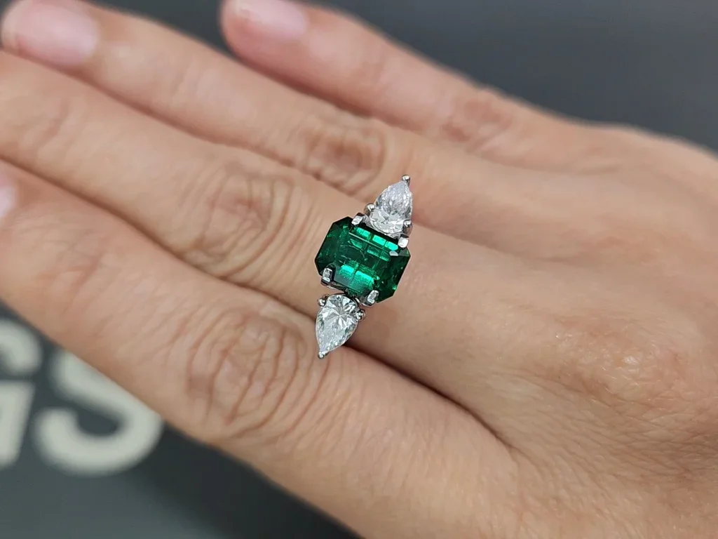 Émeraude taille octogonale vert vif 1,86 carat, Pakistan Image №5