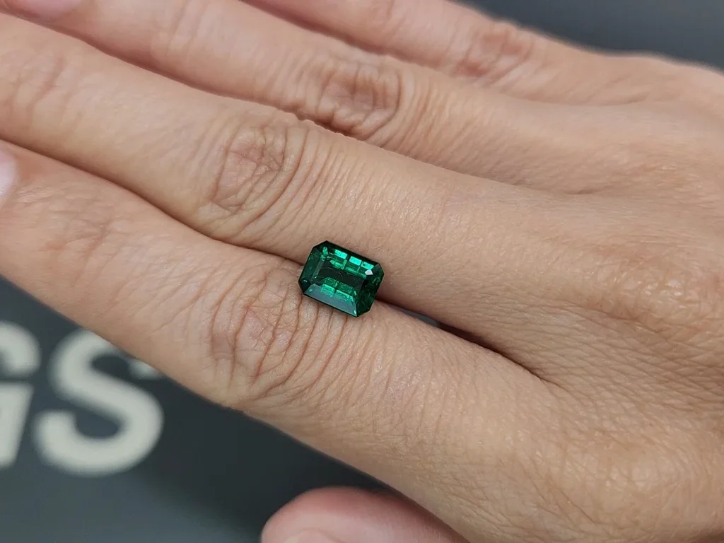 Émeraude taille octogonale vert vif 1,86 carat, Pakistan Image №2