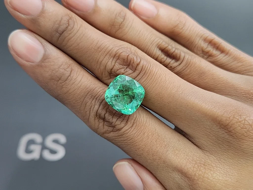 Esmeralda de talla octogonal de 8,81 quilates, Colombia Image №2