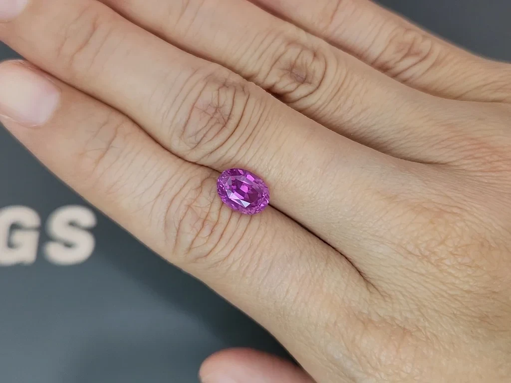 Ovaler, leuchtend pinkfarbener saphir 3,33 karat, Sri Lanka Image №2