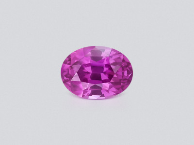 Ovaler, leuchtend pinkfarbener saphir 3,33 karat, Sri Lanka photo