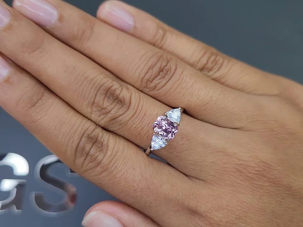 Saphir rose non raffiné (Baby Pink) taille radiant 1,02 carats, Madagascar Image №5