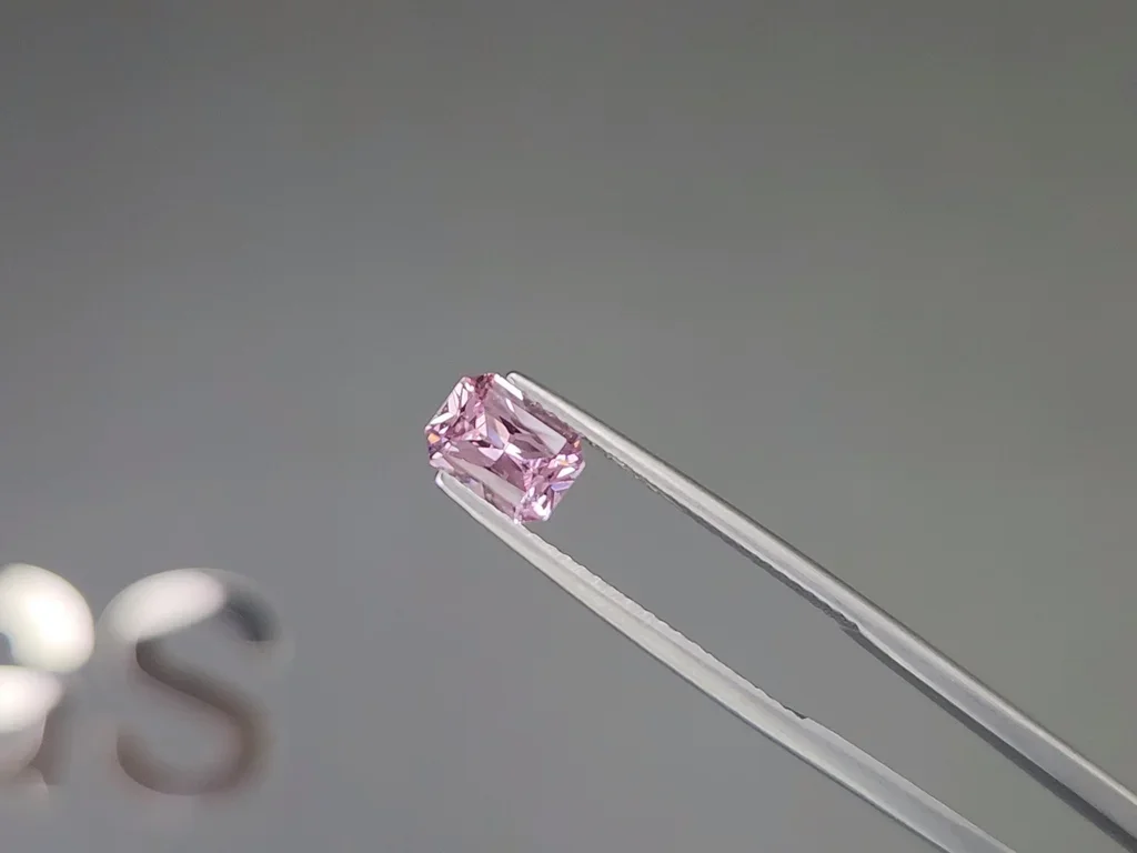 Saphir rose non raffiné (Baby Pink) taille radiant 1,02 carats, Madagascar Image №3