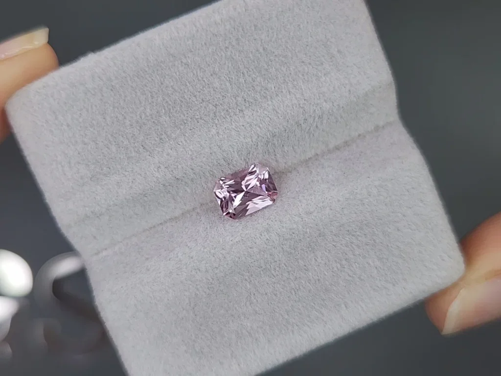 Saphir rose non raffiné (Baby Pink) taille radiant 1,02 carats, Madagascar Image №4