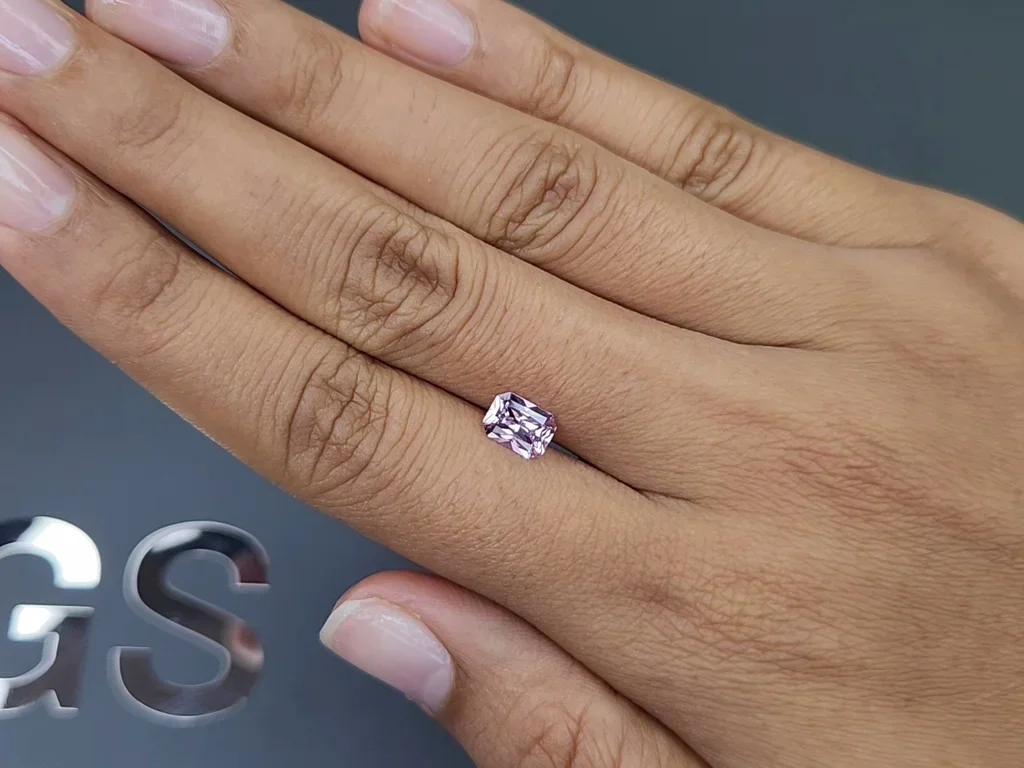 Saphir rose non raffiné (Baby Pink) taille radiant 1,02 carats, Madagascar Image №2