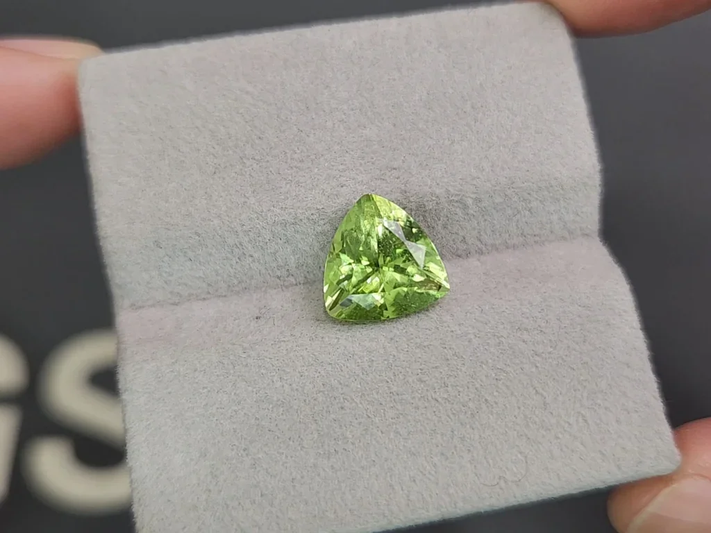 Peridoto verde de talla trillón de 3,94 quilates, Pakistán Image №4