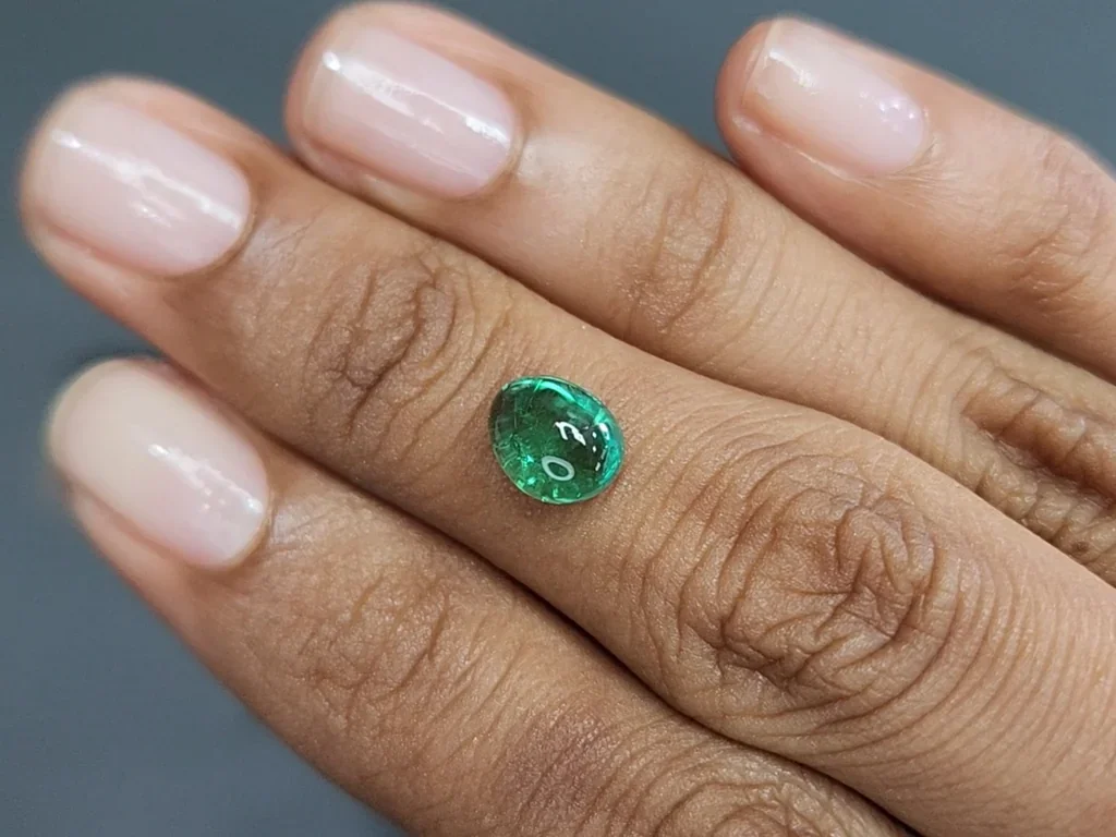 Emerald cabochon cut 1.80 carats, Russia Image №2
