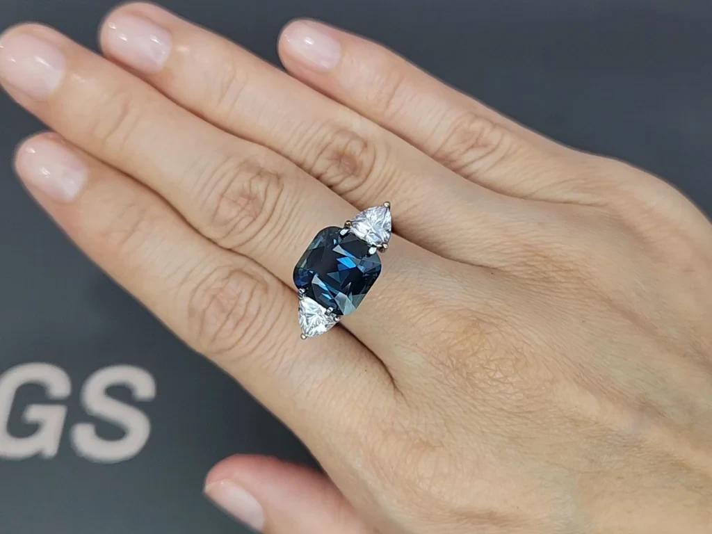 Saphir bleu-vert taille coussin non chauffé de 7,05 carats, Madagascar Image №5