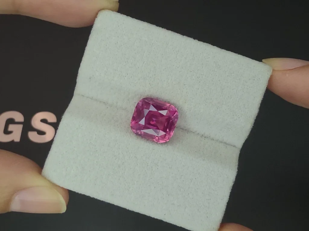 Spinelle de Mahenge Vibrant pink taille coussin 6,25 carats, Tanzanie Image №4