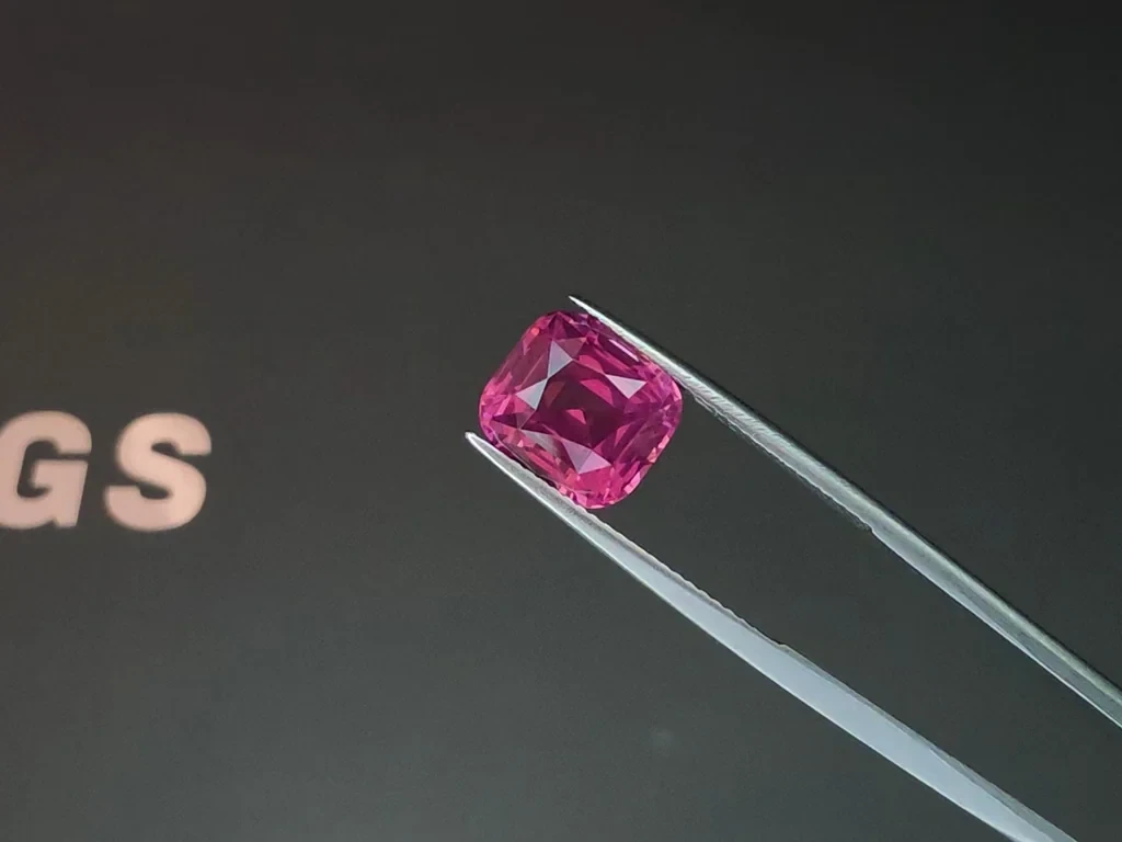 Spinelle de Mahenge Vibrant pink taille coussin 6,25 carats, Tanzanie Image №3