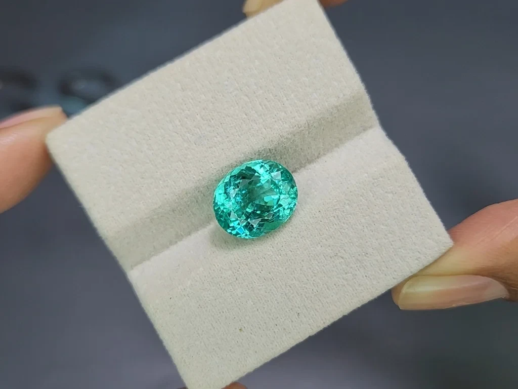 Neonfarbener, bläulich-grün Paraíba-turmalin im ovals chliff 5,82 karat, Mosambik Image №4