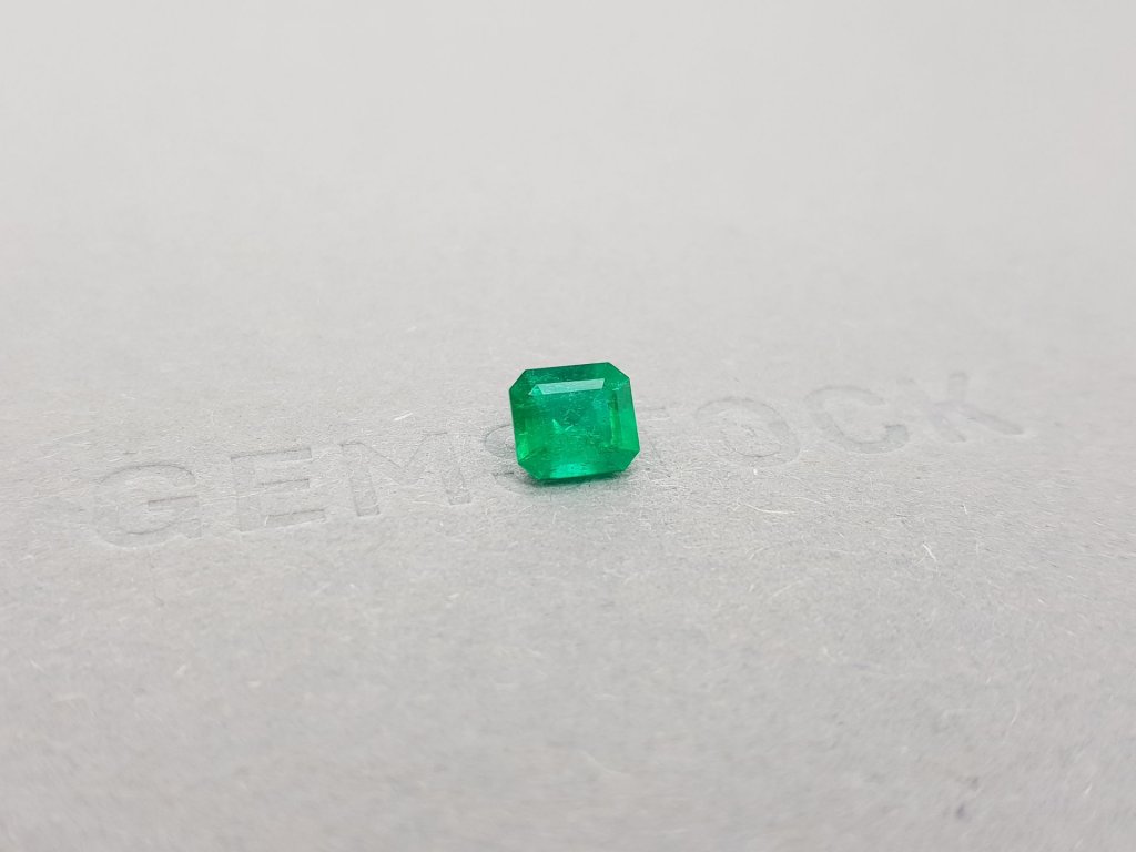 Colombian Vivid Green Emerald 0.98 ct Image №2