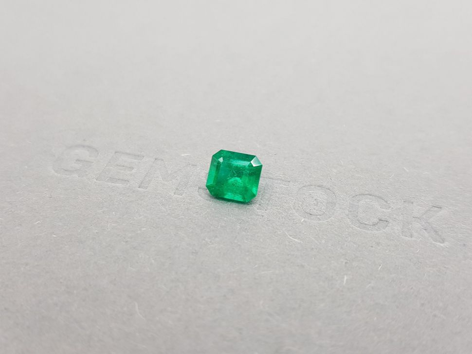 Colombian Vivid Green Emerald 0.98 ct Image №3