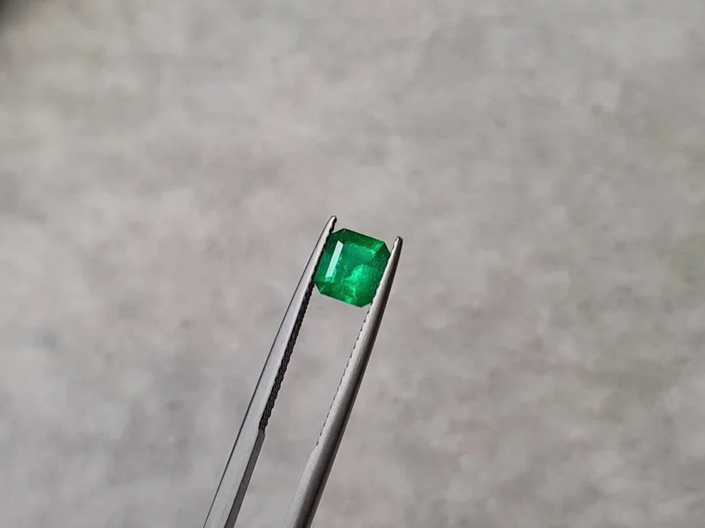 Lebendig grüner kolumbianischer Smaragd 0,98 ct Image №3