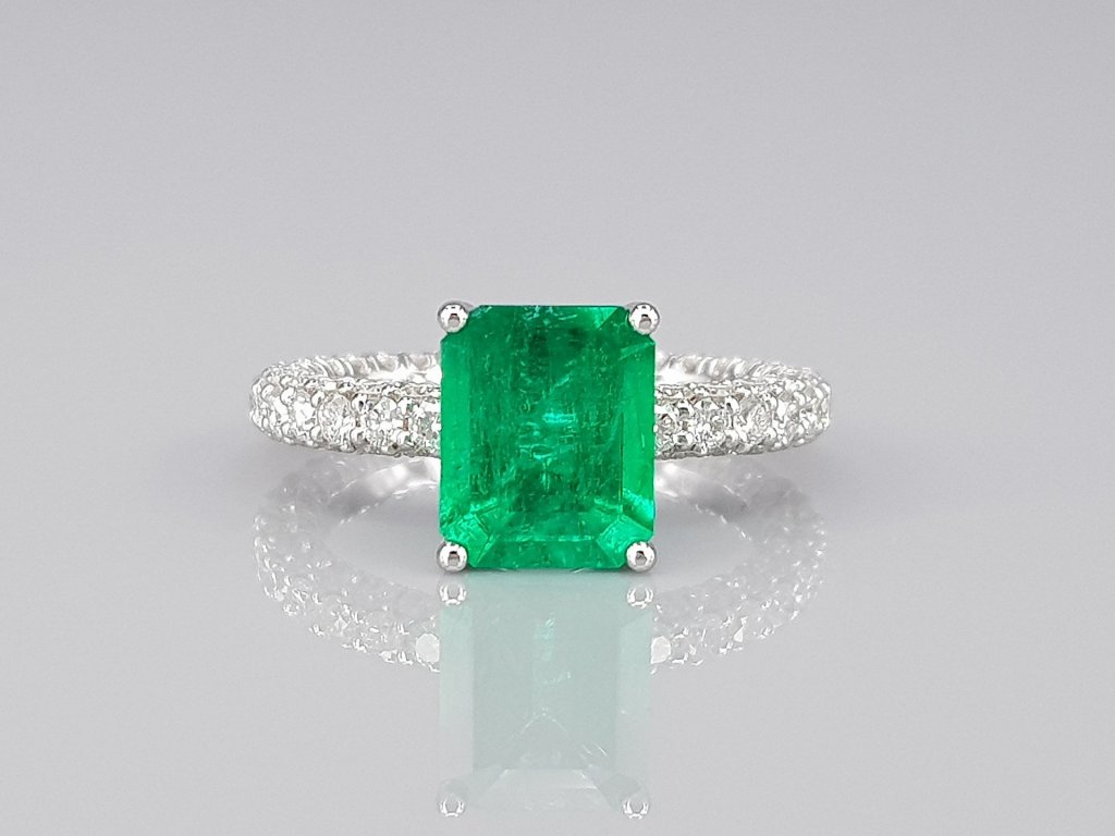 Ring with 2.25 ct Vivid Green Colombian emerald and diamonds in 18K white gold Image №1