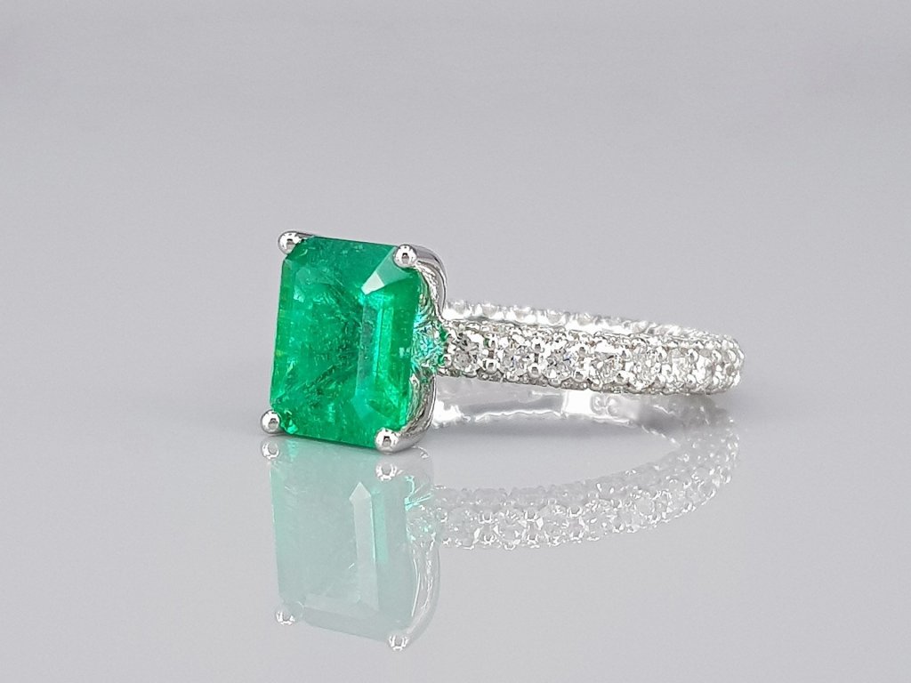 Ring with 2.25 ct Vivid Green Colombian emerald and diamonds in 18K white gold Image №3