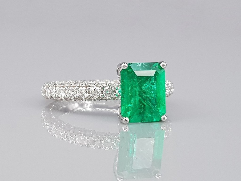 Ring with 2.25 ct Vivid Green Colombian emerald and diamonds in 18K white gold Image №2