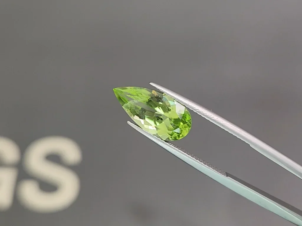 Green peridot pear cut 4.69 carats, Pakistan Image №3