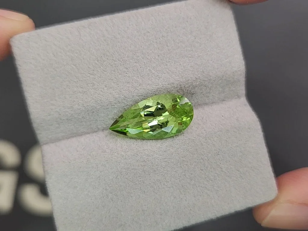 Green peridot pear cut 4.69 carats, Pakistan Image №4