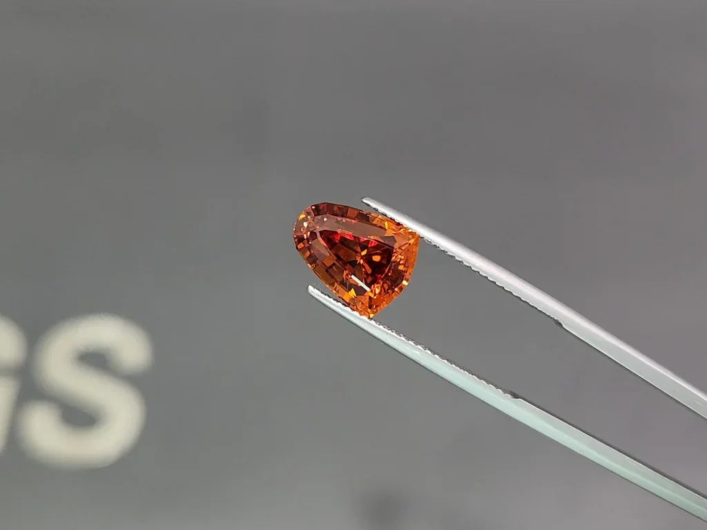 Granate espesartina de talla elegante de 5,81 quilates, África Image №3