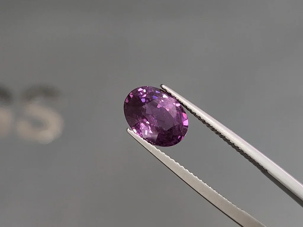 Zafiro ovalado púrpura intenso sin calentar de 3,57 carats, de Sri Lanka Image №3