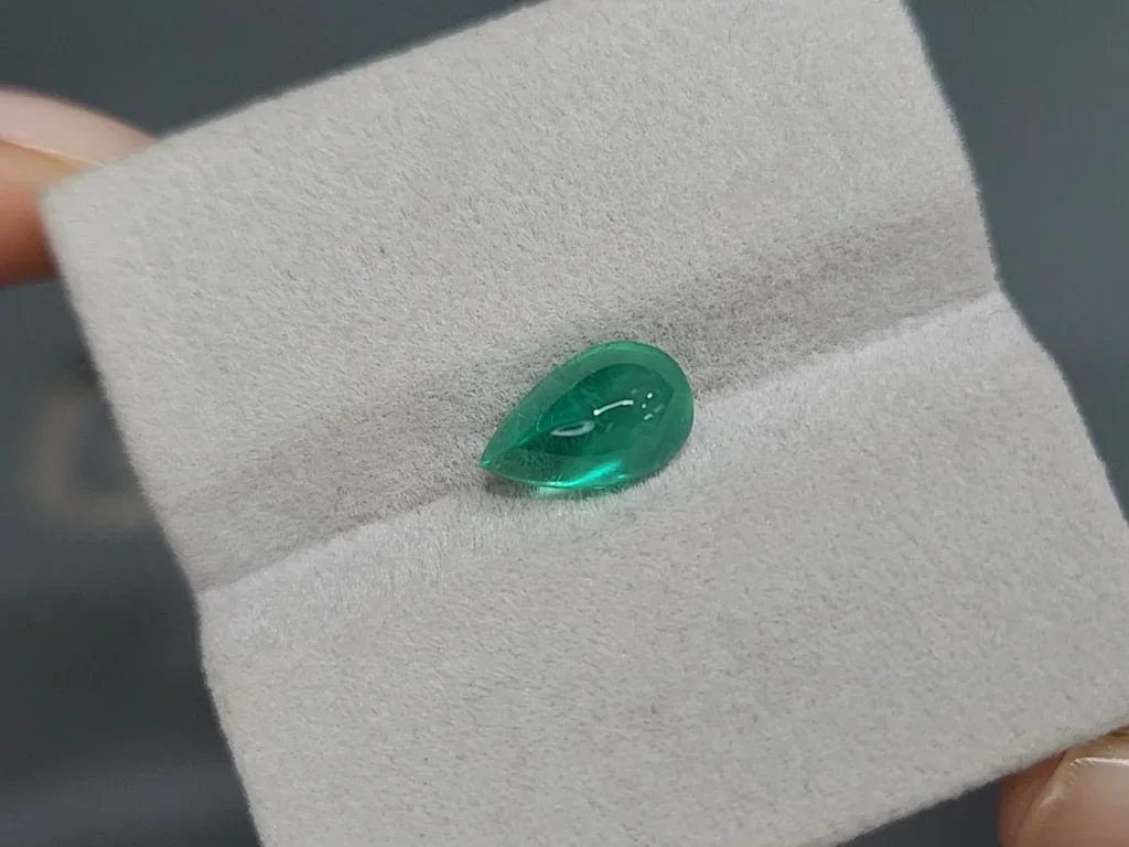 Cabujón de esmeralda de talla elegante de 2,18 quilates, Rusia Image №4