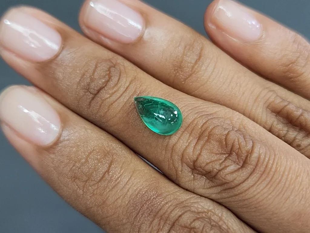 Cabujón de esmeralda de talla elegante de 2,18 quilates, Rusia Image №2
