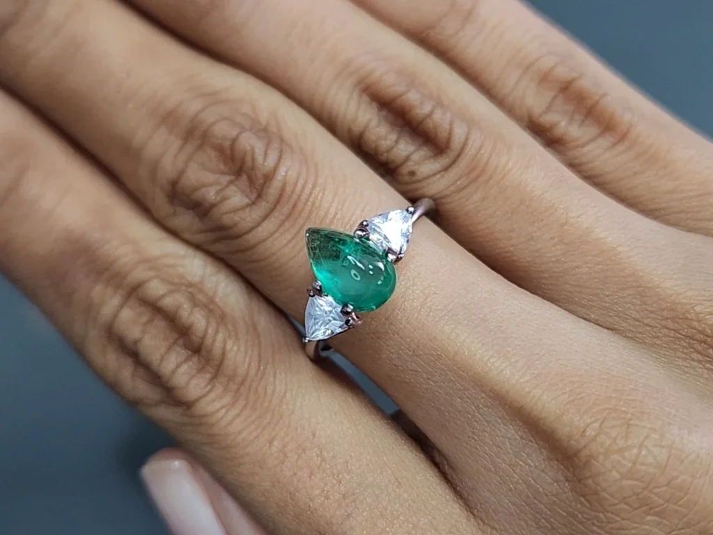 Cabujón de esmeralda de talla elegante de 2,18 quilates, Rusia Image №5