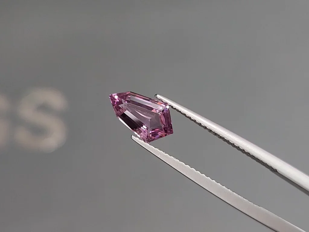 Spinell 1,52 ct violetter im Fantasieschliff, Tansania Image №2