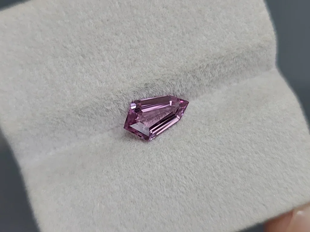 Spinell 1,52 ct violetter im Fantasieschliff, Tansania Image №3