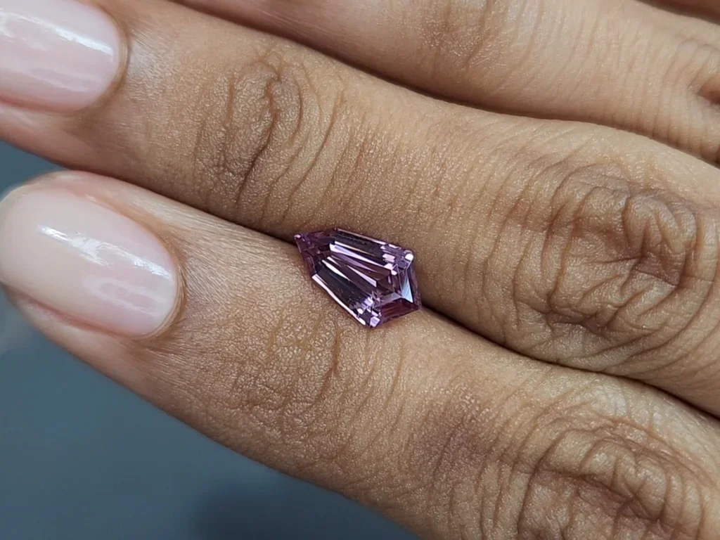 Spinell 1,52 ct violetter im Fantasieschliff, Tansania Image №4