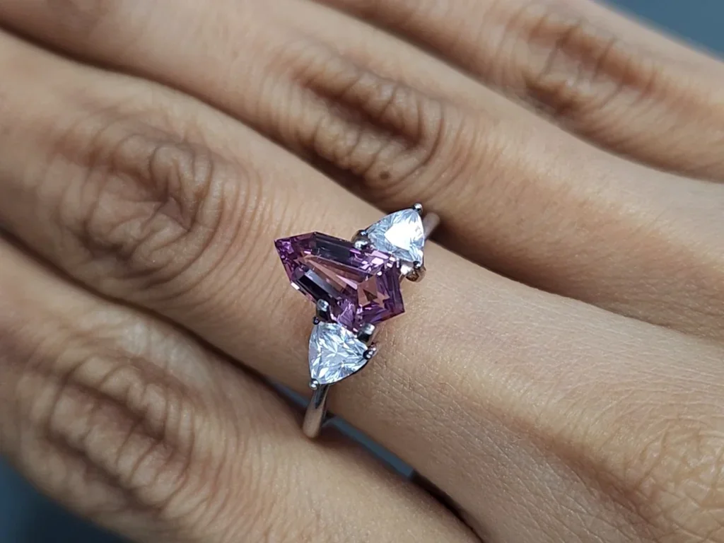 Spinell 1,52 ct violetter im Fantasieschliff, Tansania Image №5