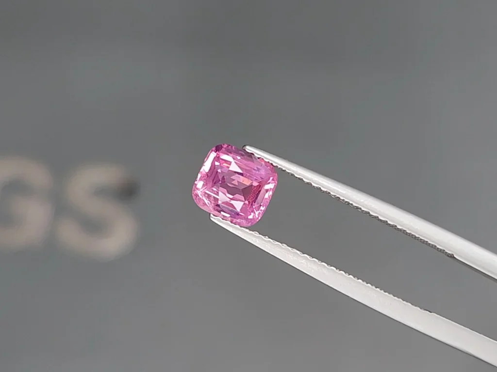 Spinel Mahenge cushion cut 1.00 carats, Tanzania Image №3