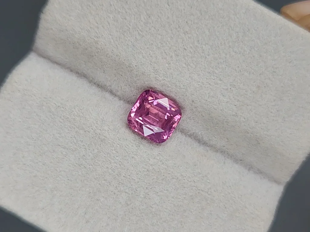 Spinel Mahenge cushion cut 1.00 carats, Tanzania Image №4