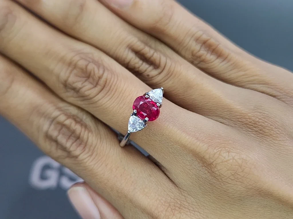 Rubis rouge rose non chauffé, taille ovale, 2,007 carats, Birmanie  Image №5