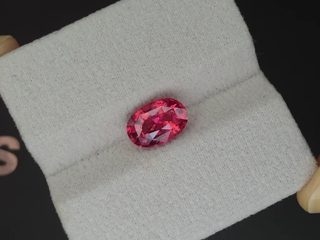 Spinelle de Mahenge Vibrant pink taille ovale 3,20 carats, Tanzanie Image №4