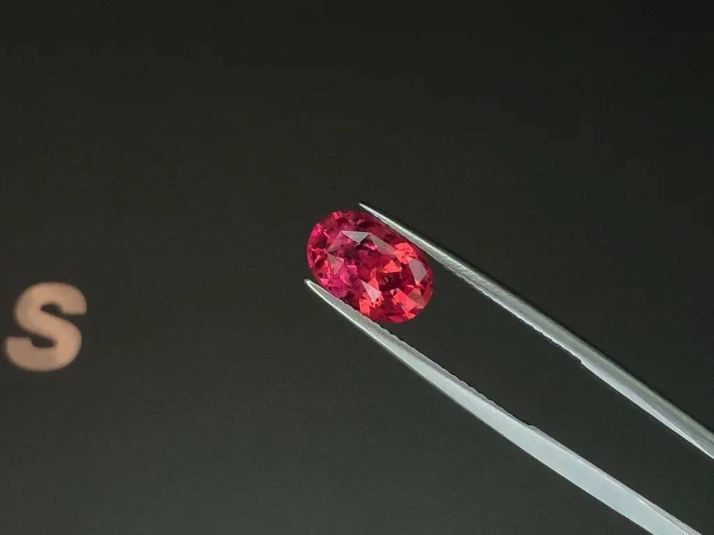 Spinelle de Mahenge Vibrant pink taille ovale 3,20 carats, Tanzanie Image №3